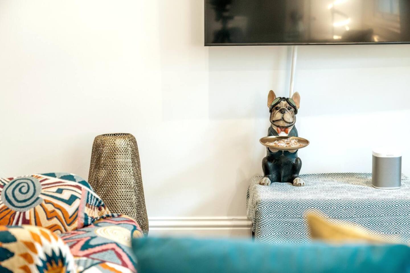 Niru Experience Elegant In Kensington Apartment London