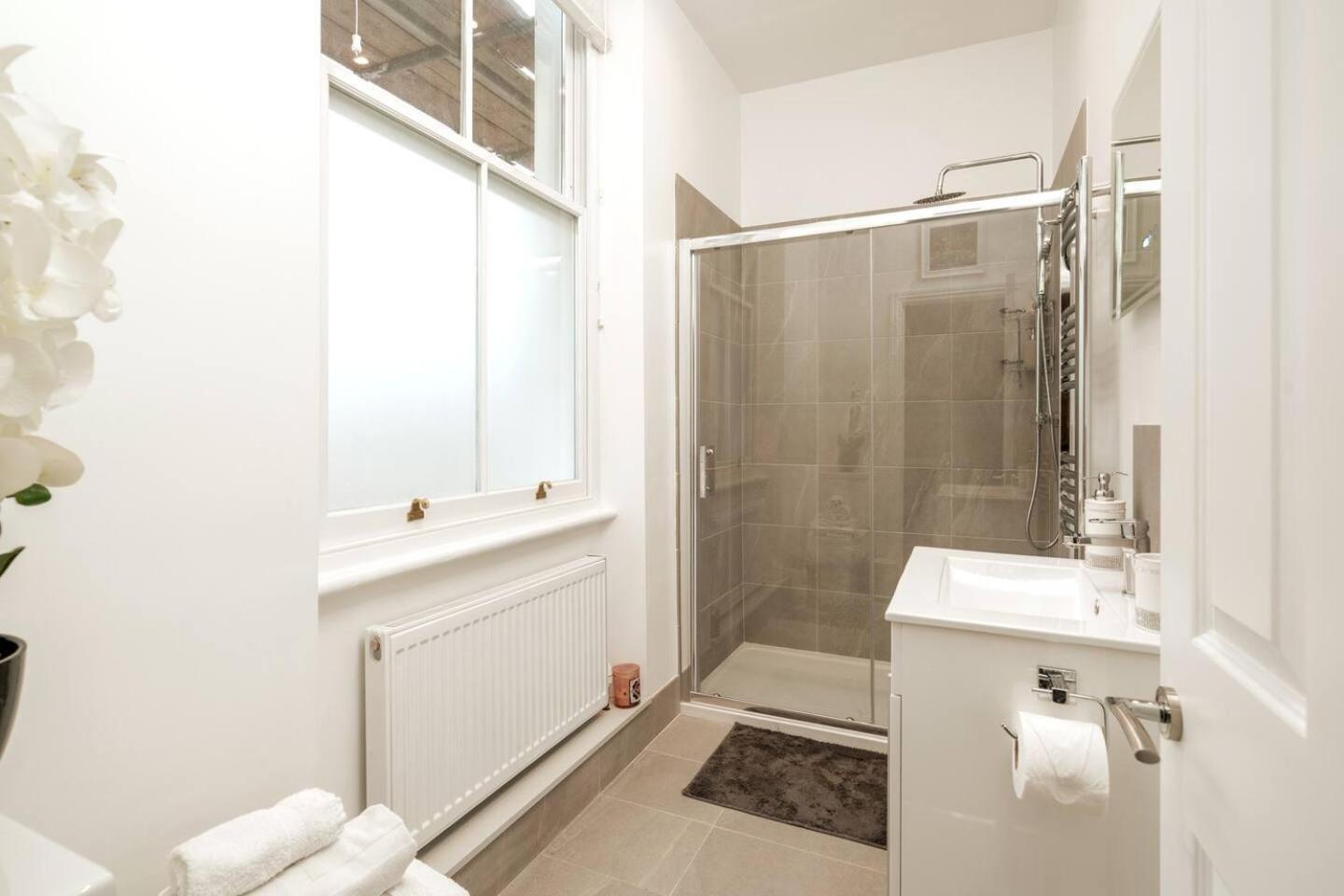 Niru Experience Elegant In Kensington Apartment *