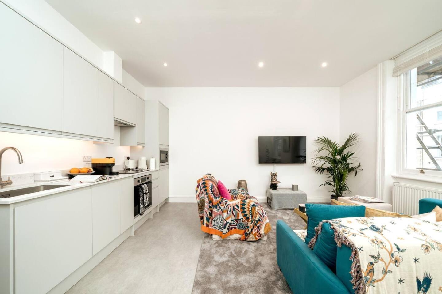 Niru Experience Elegant In Kensington Apartment