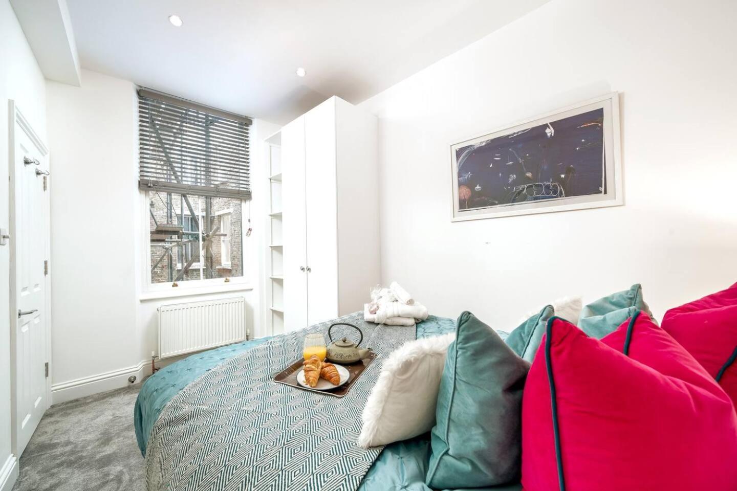 Niru Experience Elegant In Kensington Apartment